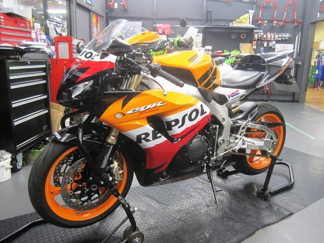 ホンダ CBR1000RR ミシュラン パワーRS タイヤ交換 - NAPS-ON