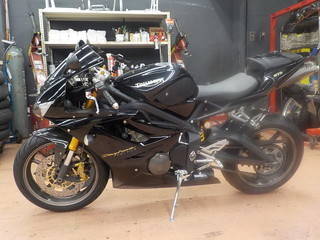 トライアンフ デイトナ675 ピレリ ディアブロロッソⅢ 前後タイヤ交換