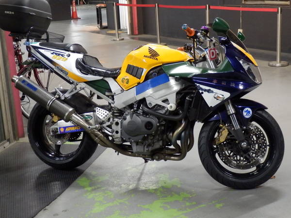ホンダ CBR929RR『タイヤ交換』ピレリ エンジェルST - NAPS-ON マガジン