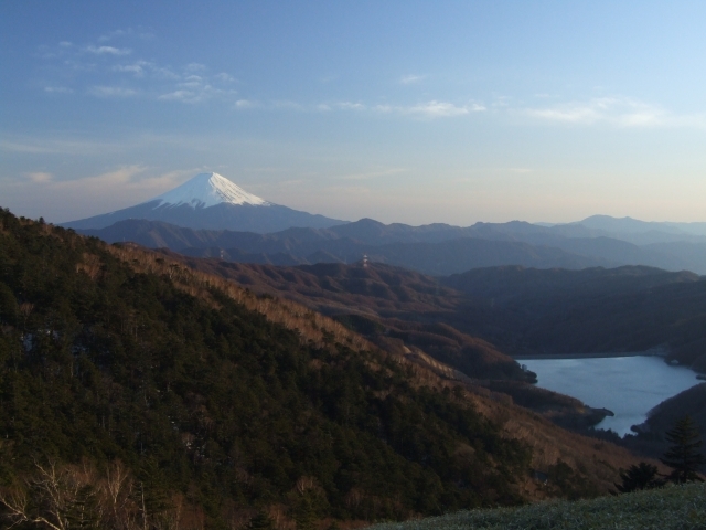 ※画像はダム湖の大菩薩湖と富士山
